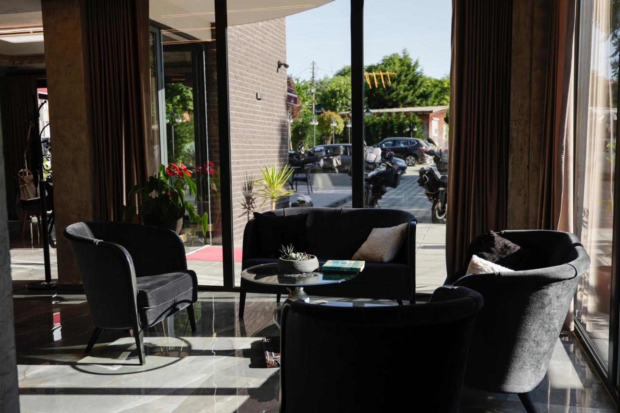 Vetus Hotel Prisztina Zewnętrze zdjęcie